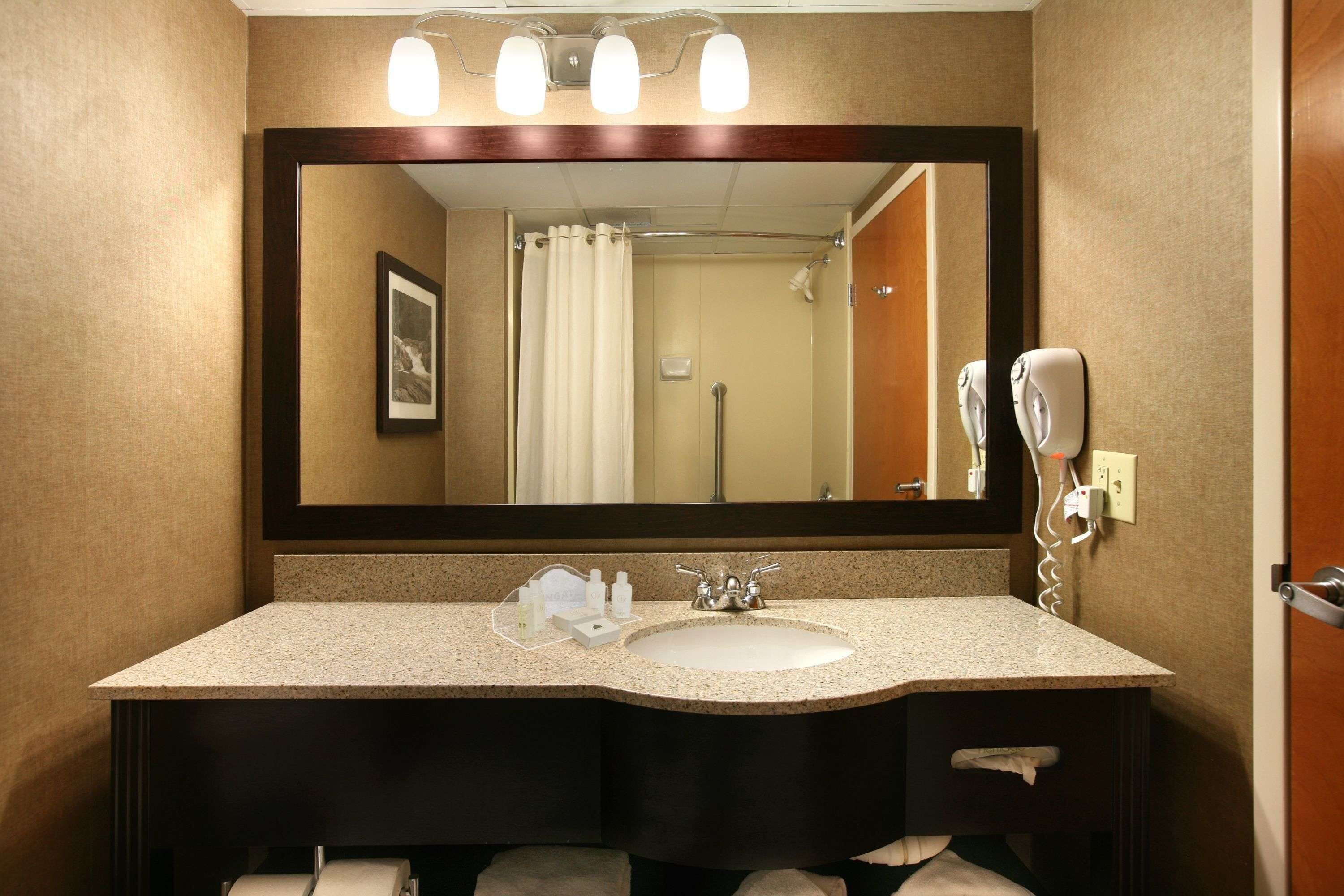 room, accessible | bathroom | combined shower/bathtub, hair dryer, towels