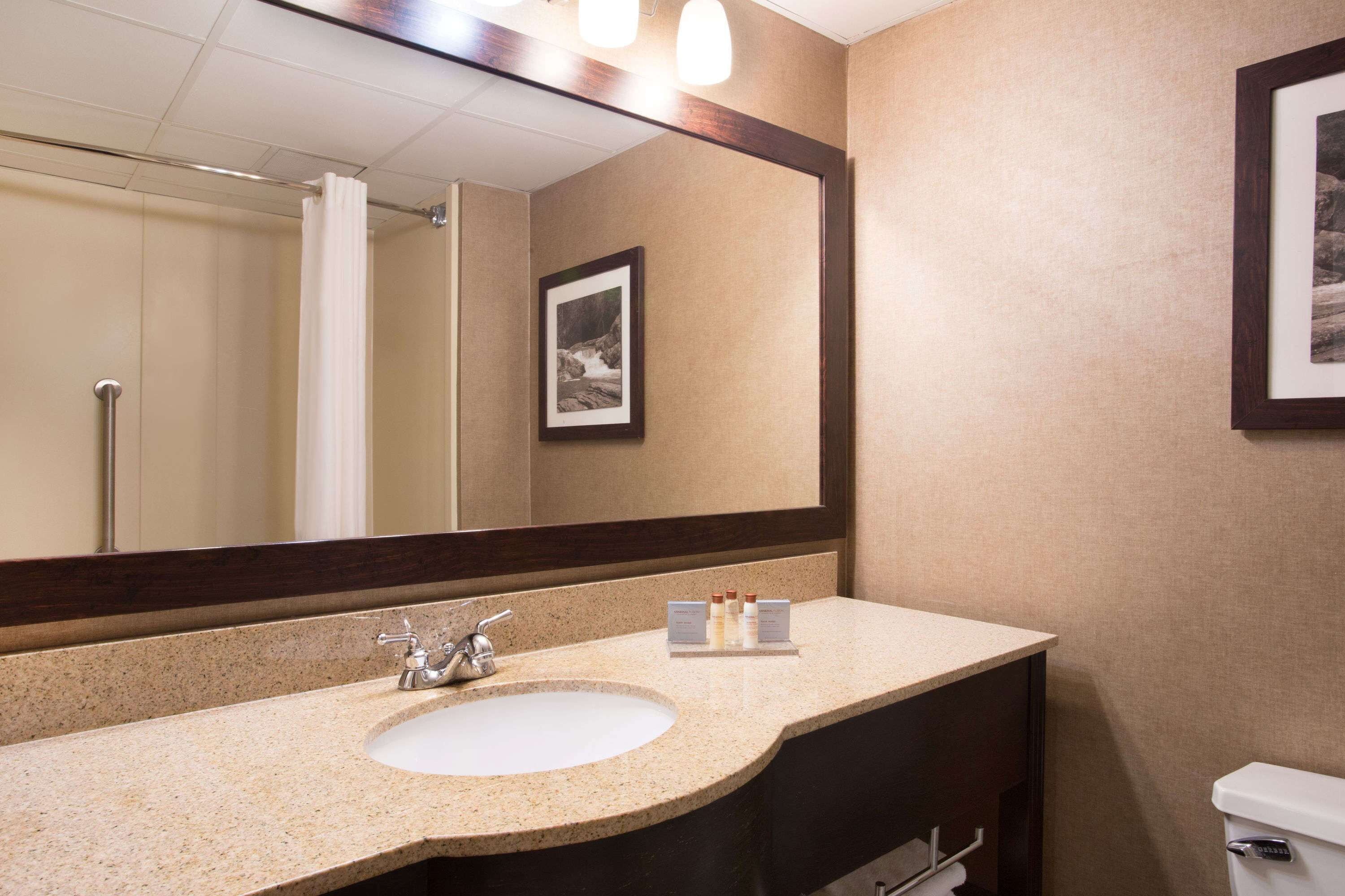 combined shower/bathtub, hair dryer, towels