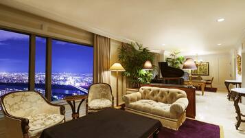 Premium bedding, in-room safe, individually decorated