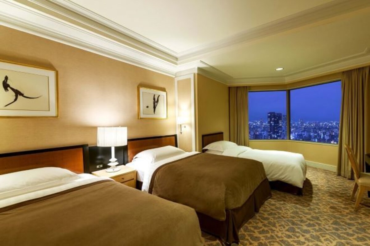 Down comforters, in-room safe, desk, blackout drapes