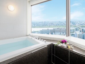 Separate bathtub and shower, deep-soaking bathtub, free toiletries
