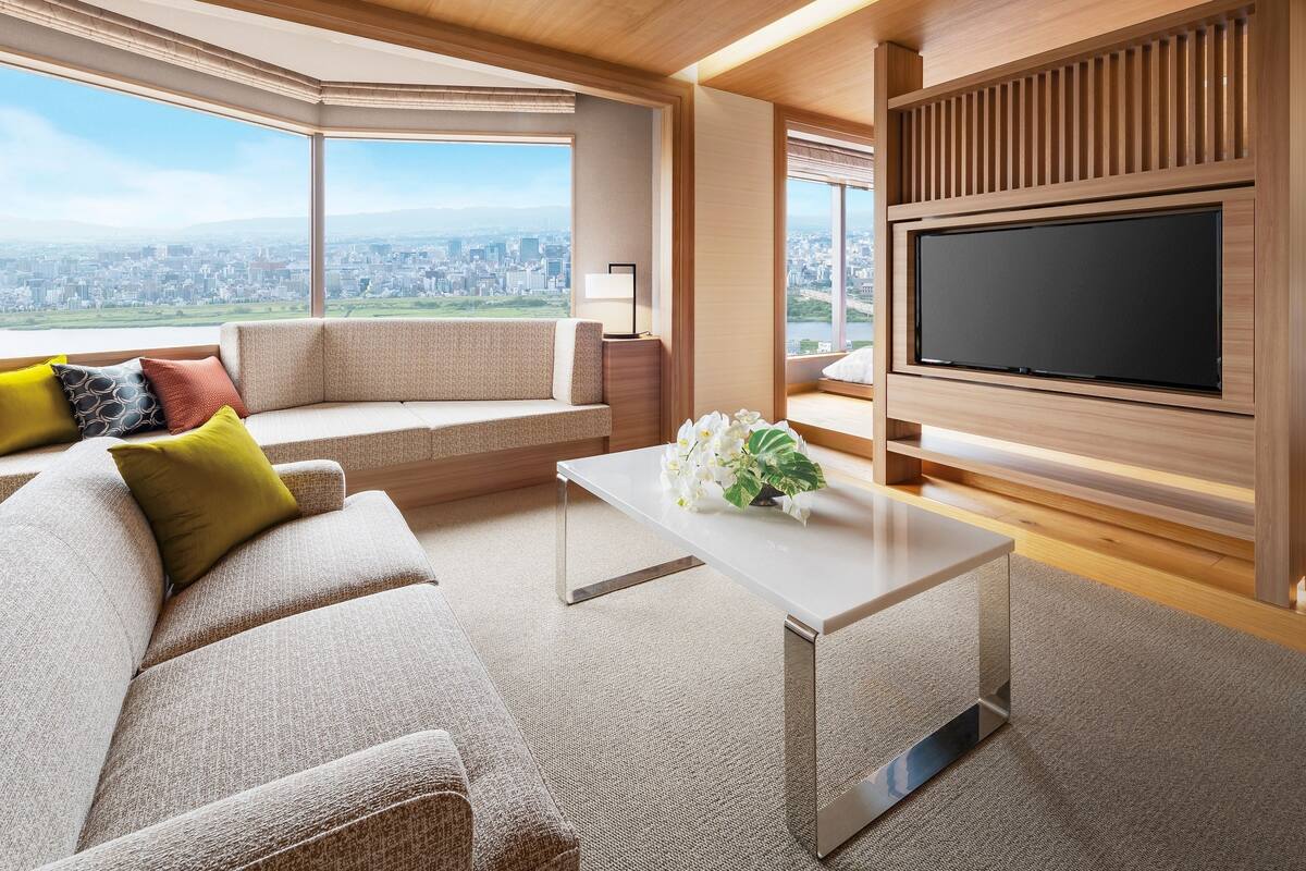 薄型テレビ
