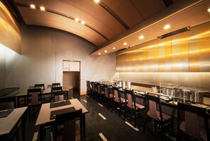 7 restaurants, breakfast, lunch, dinner served; French cuisine 