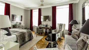 Deluxe kamer, 1 queensize bed, uitzicht op de stad | 1 slaapkamer, luxe beddengoed, een minibar, een kluis op de kamer
