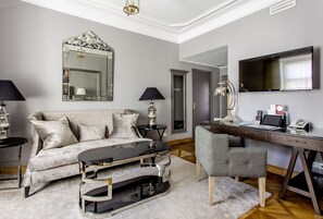 Suite, 1 queensize-seng, byutsikt | 1 soverom, sengetøy av topp kvalitet, minibar og safe på rommet