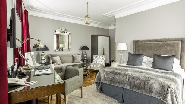 Habitación Deluxe, 1 cama de matrimonio, vistas a la ciudad | 1 dormitorio, ropa de cama de alta calidad, minibar y caja fuerte