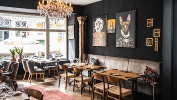 Ze serveren er lunch en diner