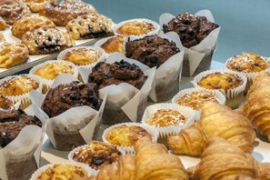 朝食 (ビュッフェ)、毎日提供 (1 名様 42 AUD)