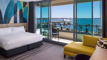 Minibar, caja de seguridad en la habitación y escritorio