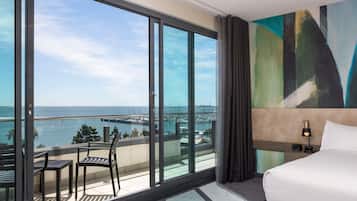 Minibar, Zimmersafe, Schreibtisch, laptopgeeigneter Arbeitsplatz