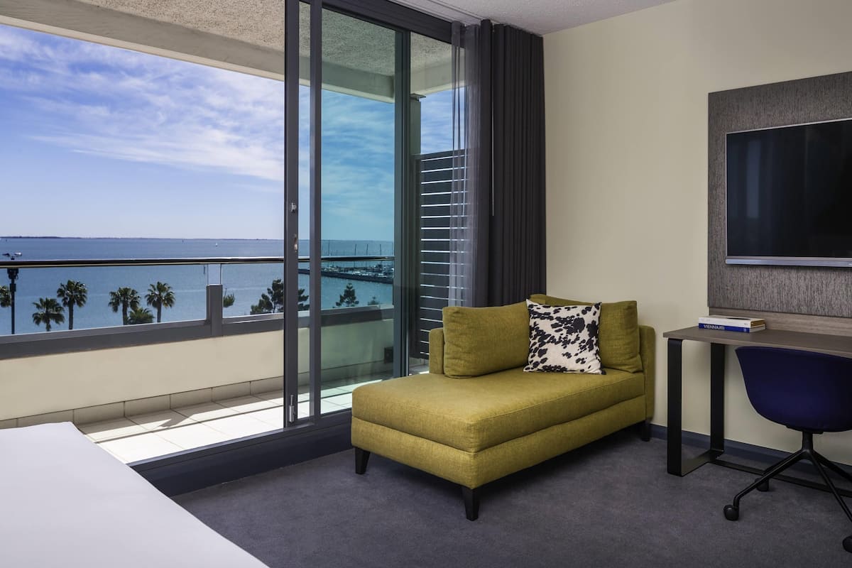 Kamar Deluks, 1 Tempat Tidur King, pemandangan teluk | Minibar, brankas, meja kerja, dan ruang kerja ramah laptop