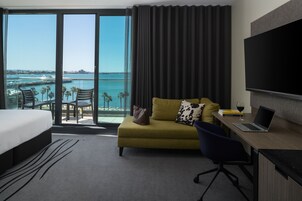 Quarto luxo, 1 cama King, vista para a baía | Frigobar, cofres nos quartos, escrivaninha