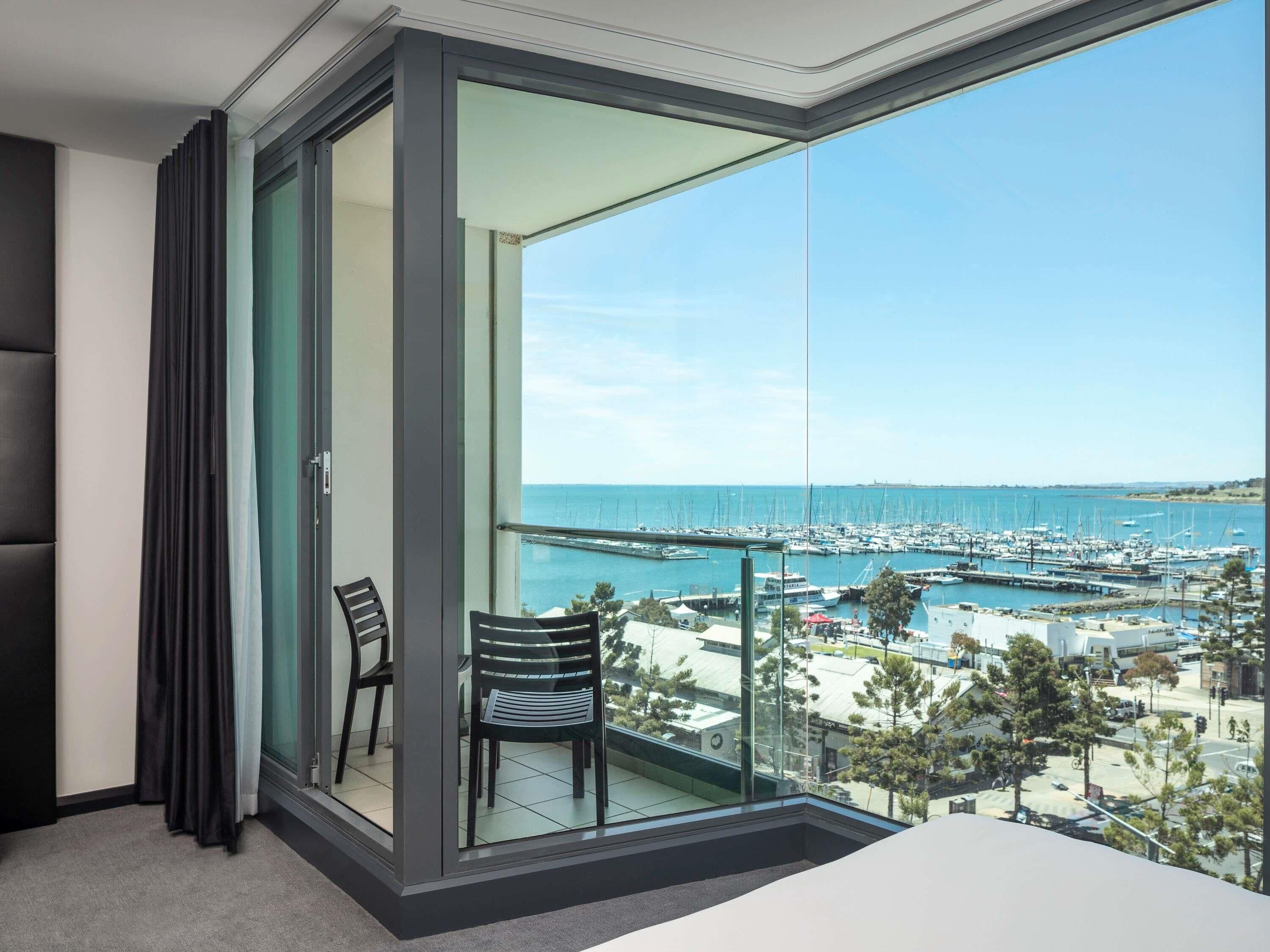 套房, 1 张特大床 | 迷你吧、客房内保险箱、办公桌、笔记本电脑工作区