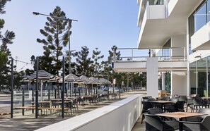 Se sirven desayunos, comidas y cenas con vista a la playa 