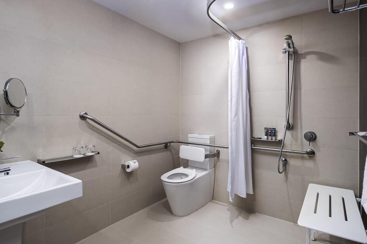 Chambre avec lits jumeaux, accessible aux personnes à mobilité réduite | Minibar, coffres-forts dans les chambres, bureau