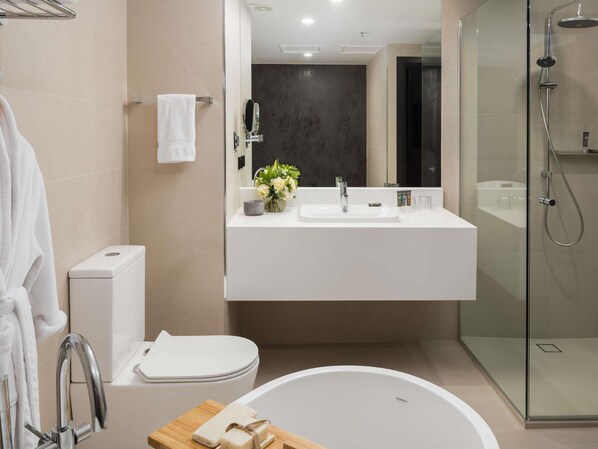 Un baño moderno con inodoro, lavabo y bañera.