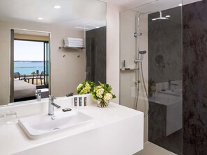 Shower, rainfall showerhead, eco-friendly toiletries, hair dryer - Novotel Geelong (Geelong)