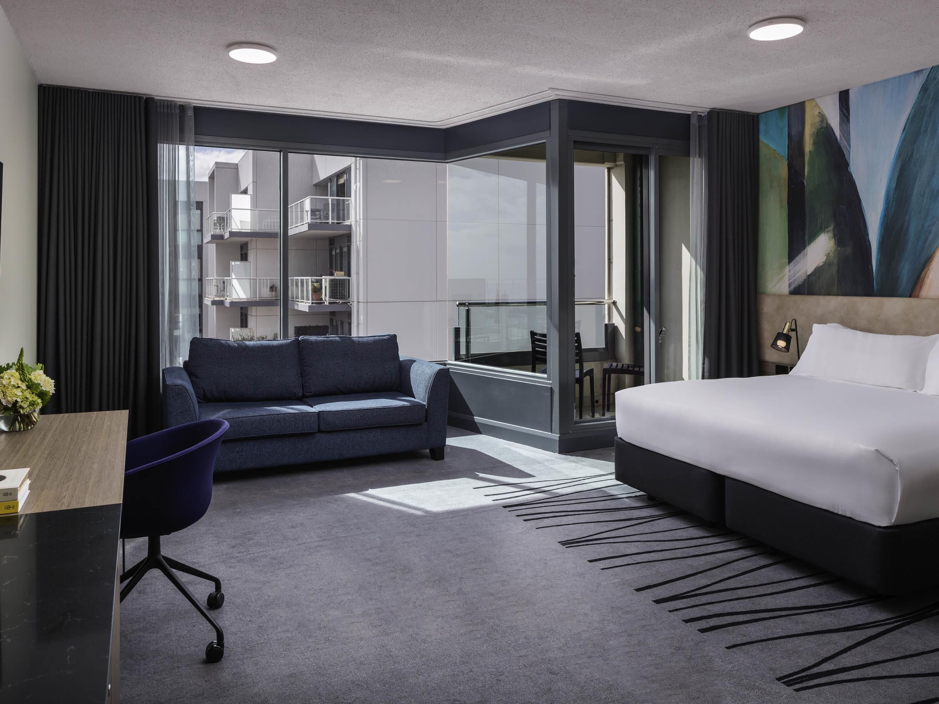 Superior-Zimmer, 1 King-Bett und Schlafsofa, Balkon | Minibar, Zimmersafe, Schreibtisch, laptopgeeigneter Arbeitsplatz
