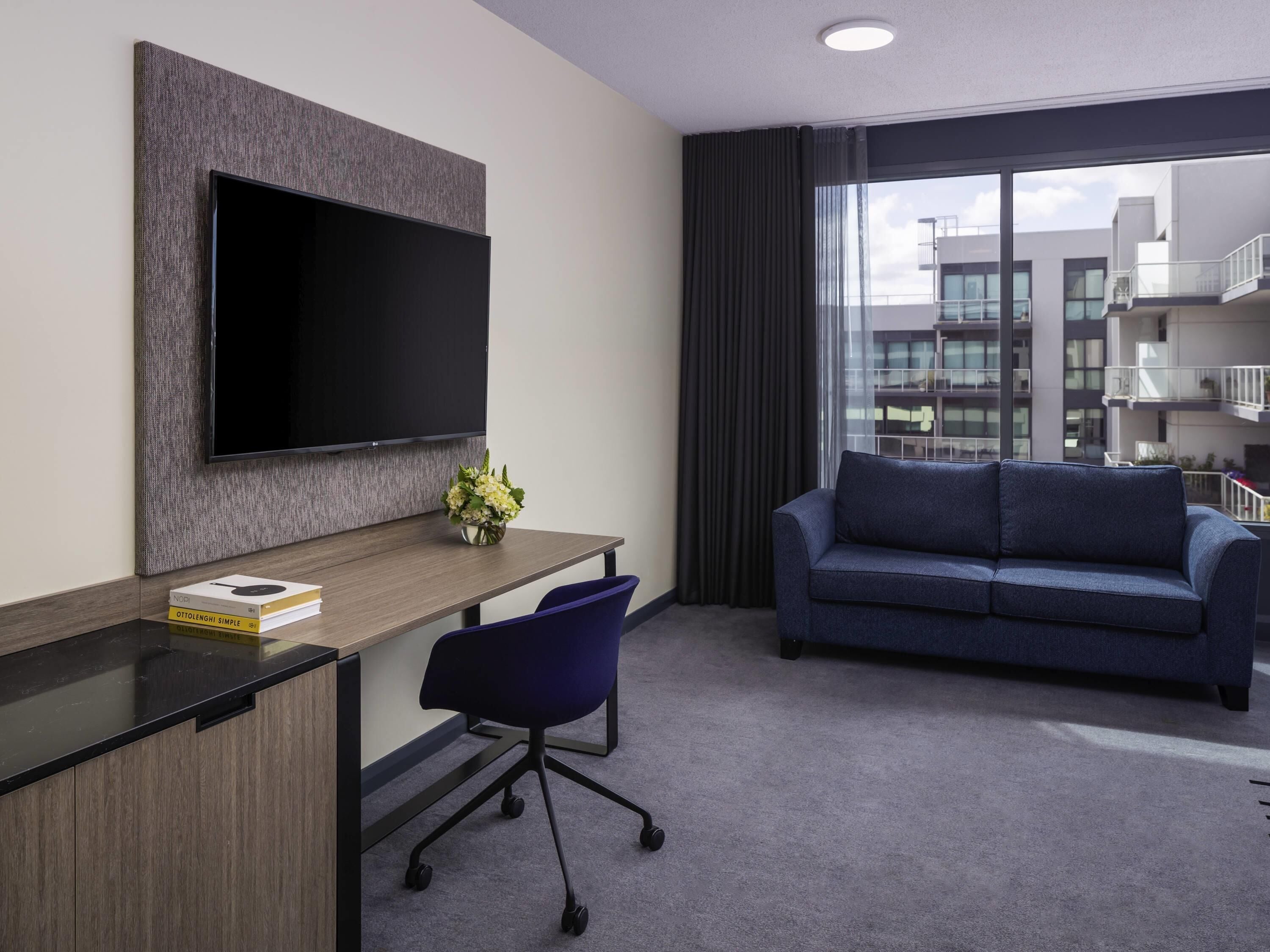 Minibar, coffres-forts dans les chambres, bureau