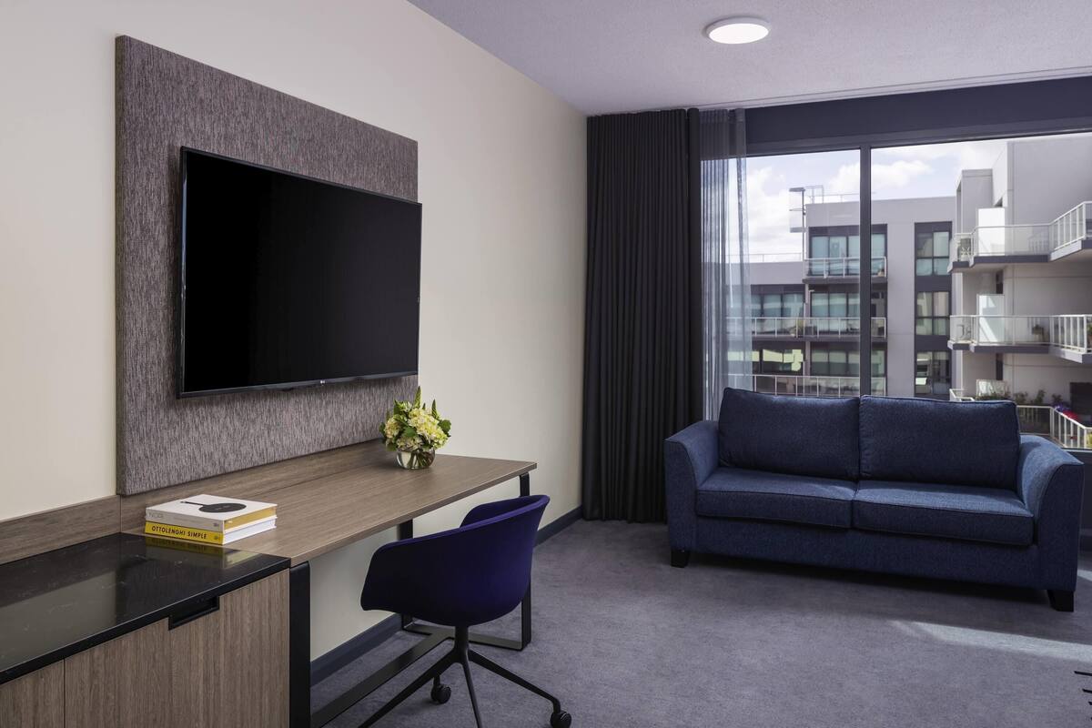 Kamar Superior, 1 Tempat Tidur King dengan tempat tidur Sofa, balkon | Minibar, brankas, meja kerja, dan ruang kerja ramah laptop