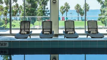 Una piscina techada, sillones reclinables de piscina
