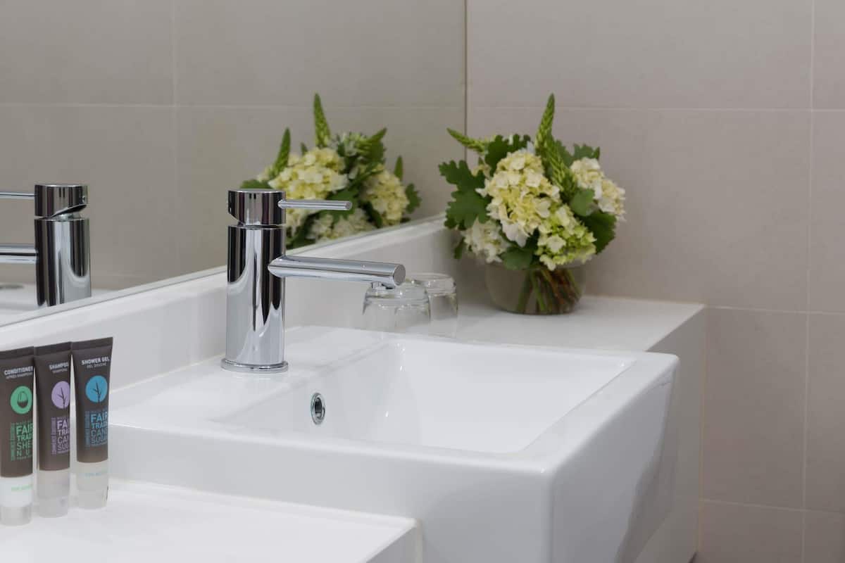 Standard-huone, 2 yhden hengen sänkyä, parveke | Minibaari, tallelokero huoneessa, työpöytä