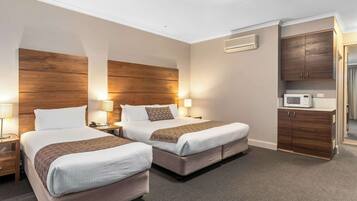 Escritorio, tabla de planchar con plancha y camas plegables/adicionales