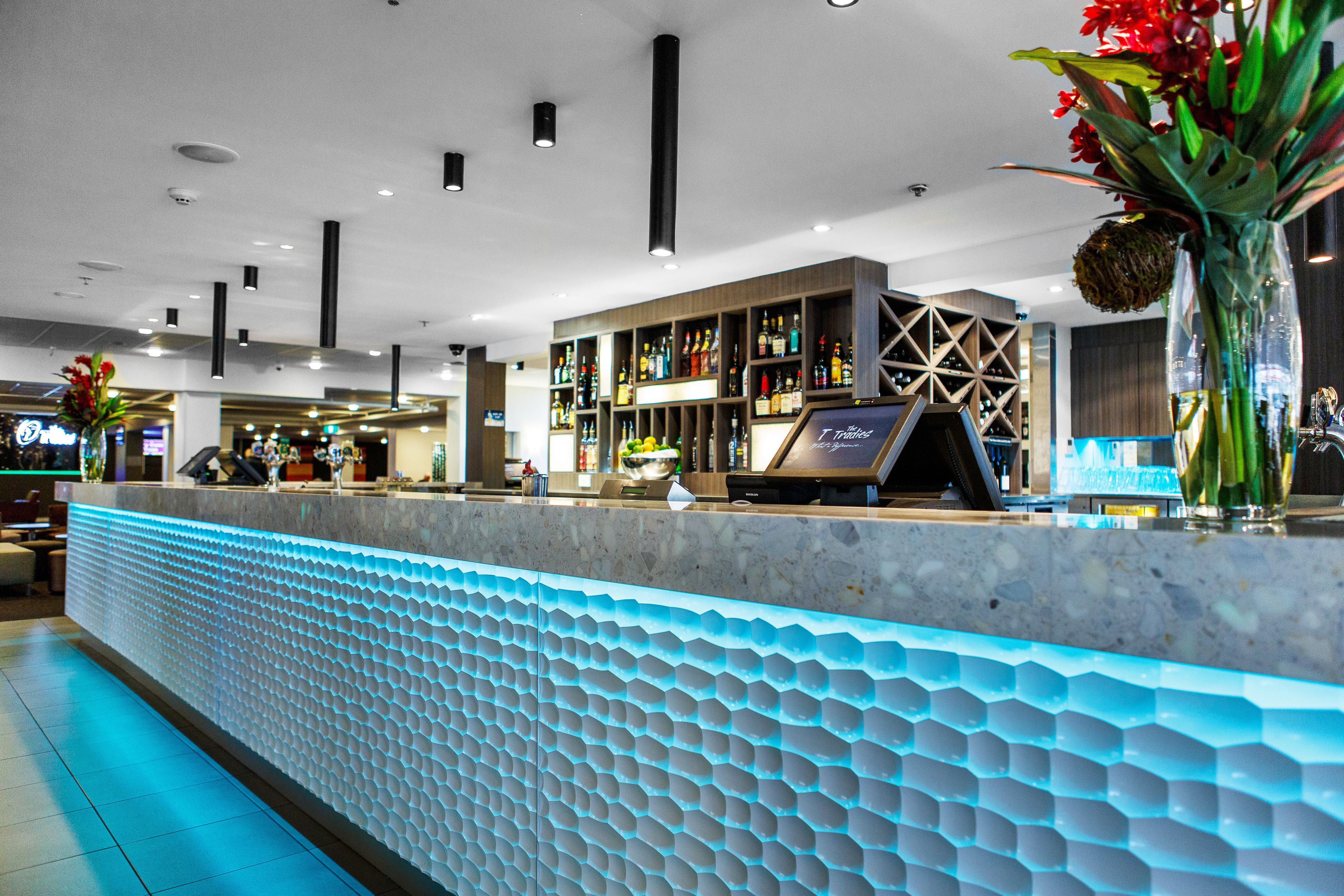 wine bar, al fresco dining, open daily