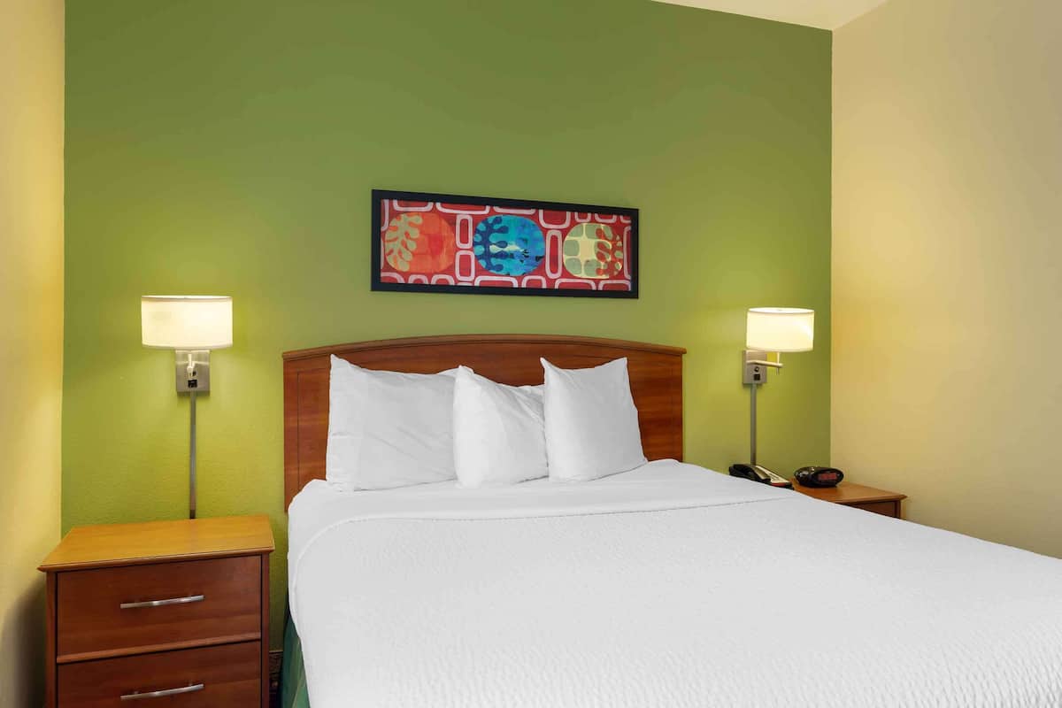 Deluxe Studio, 1 Queen Bed, Non Smoking, Refrigerator & Microwave | Hypo-allergenic bedding available, in-room safe, desk, laptop workspace