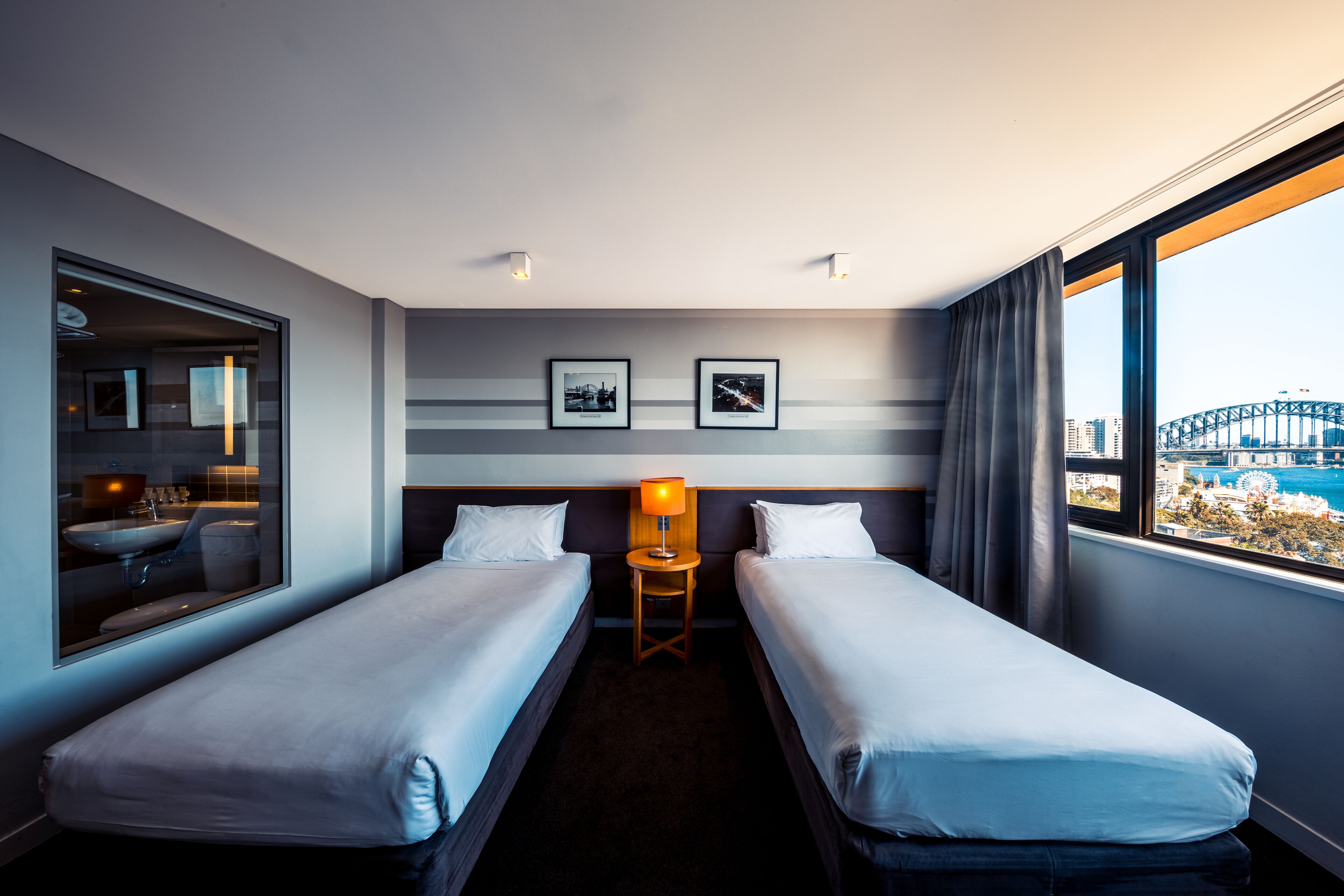 Harbour Bridge Twin Room | Minibar, in-room safe, desk, laptop workspace
