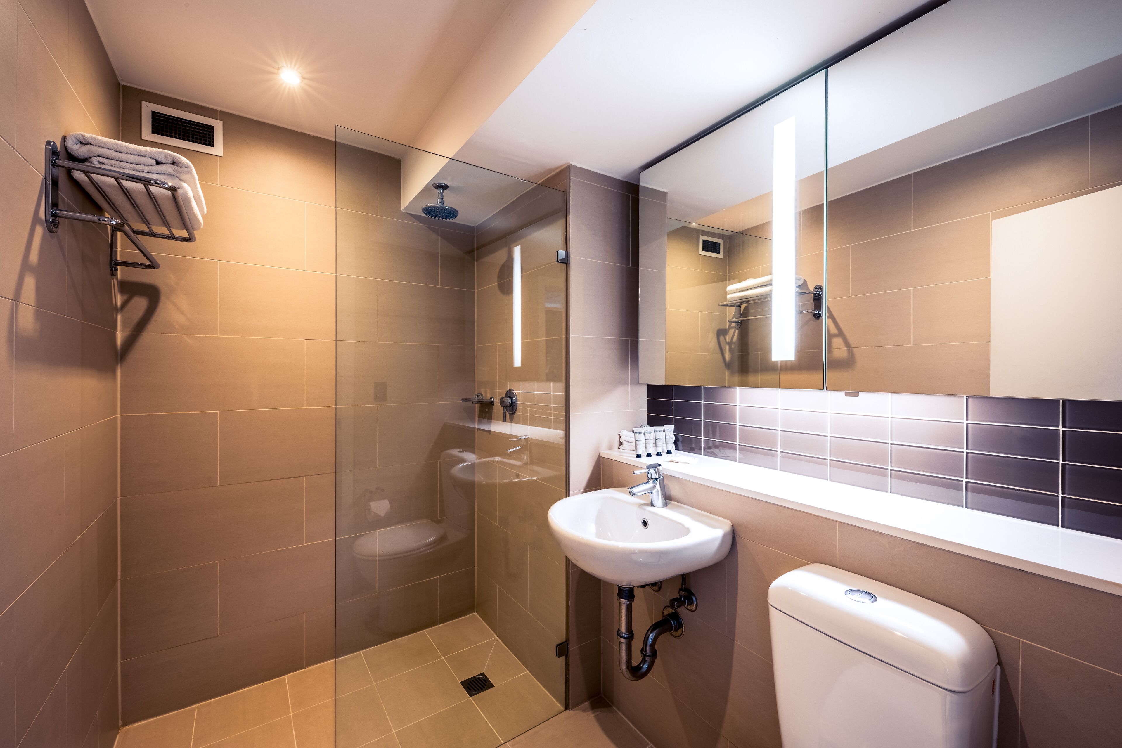 north sydney queen room | bathroom | free toiletries, hair dryer, bathrobes, towels