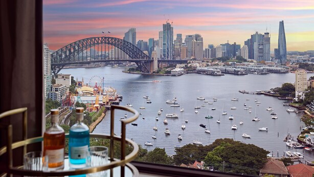 Blick auf den Sydney-Horizont mit der Sydney Harbour Bridge und zahlreichen Booten.