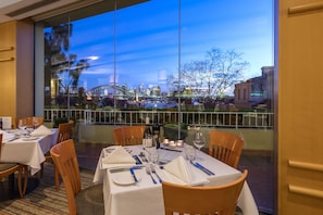 Breakfast, lunch and dinner served - View Sydney (North Sydney)