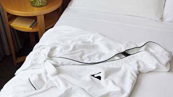 Minibar, Zimmersafe, Schreibtisch, laptopgeeigneter Arbeitsplatz
