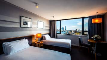 Standard Twin Room, Harbour View | Bar mini, peti besi dalam bilik, meja, ruang kerja komputer riba 