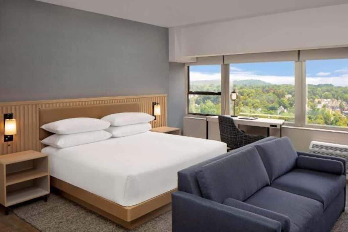 Ropa de cama de alta calidad y caja de seguridad en la habitación