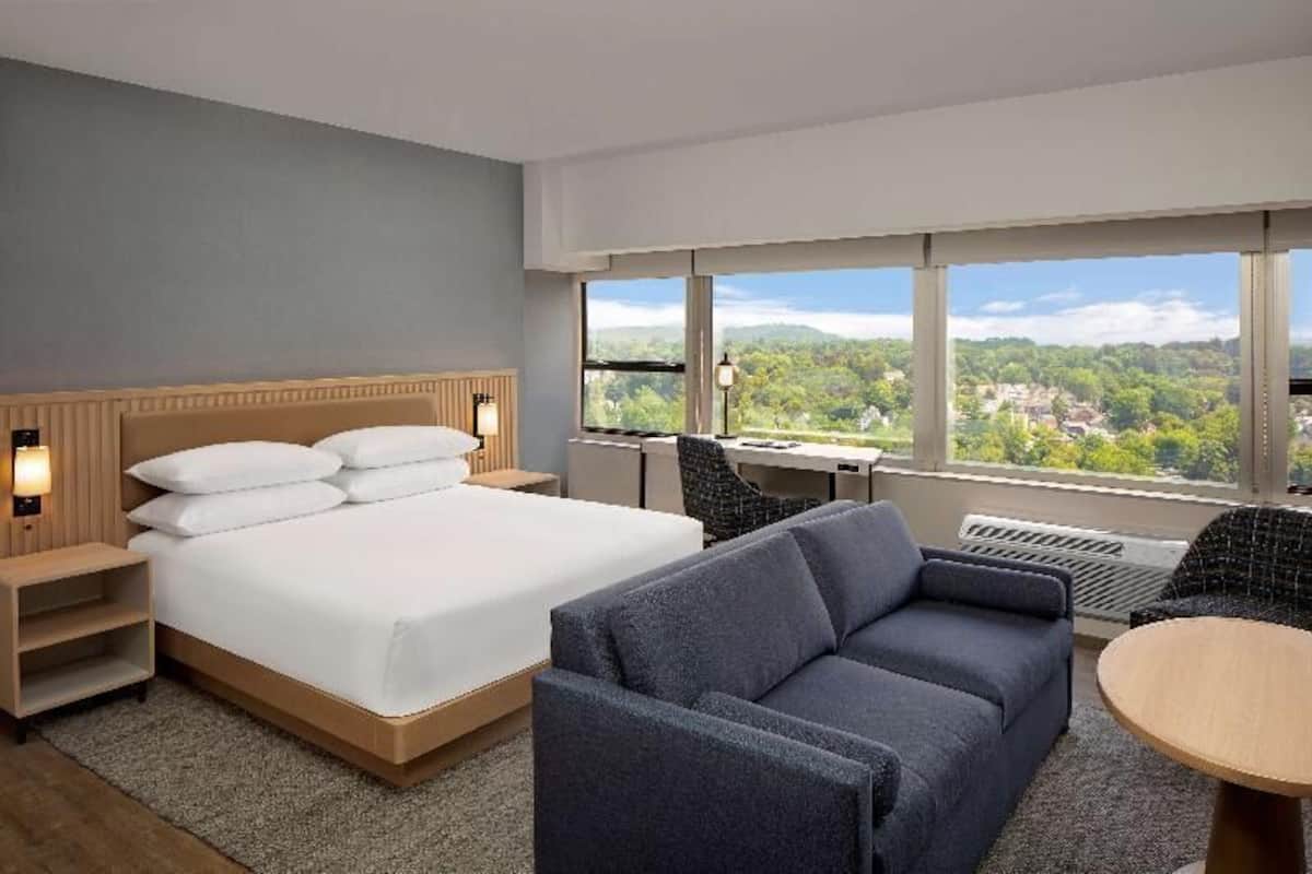 Ropa de cama de alta calidad y caja de seguridad en la habitación
