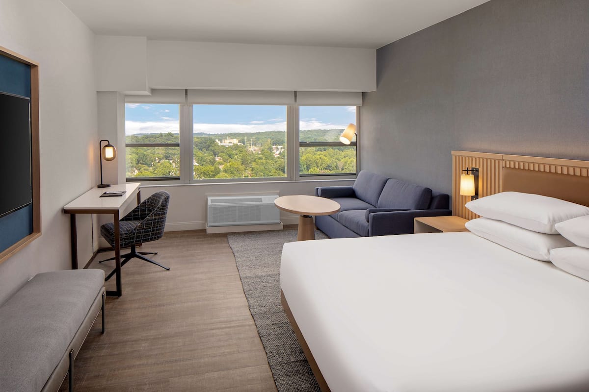Premium bedding, in-room safe, desk, laptop workspace