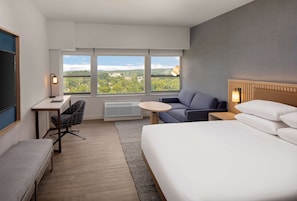 高档床上用品、客房内保险箱、办公桌、笔记本电脑工作区