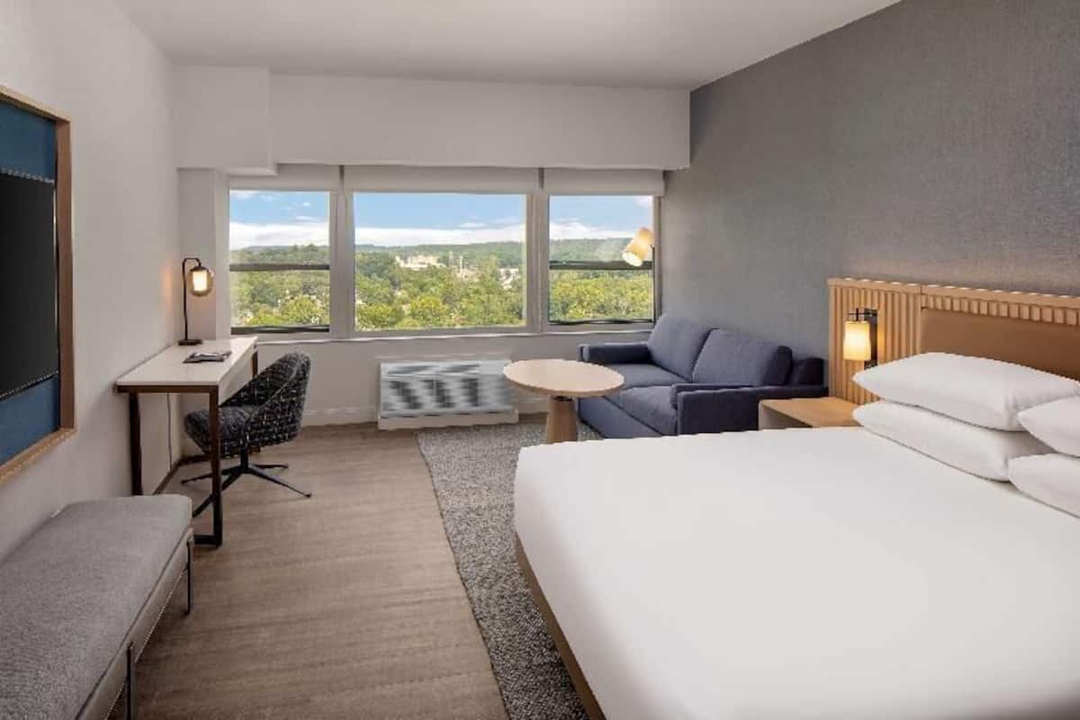 Ropa de cama de alta calidad y caja de seguridad en la habitación