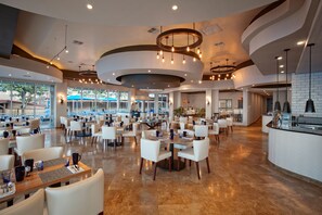 3 restaurants, servant le déjeuner et le dîner; cuisine italienne