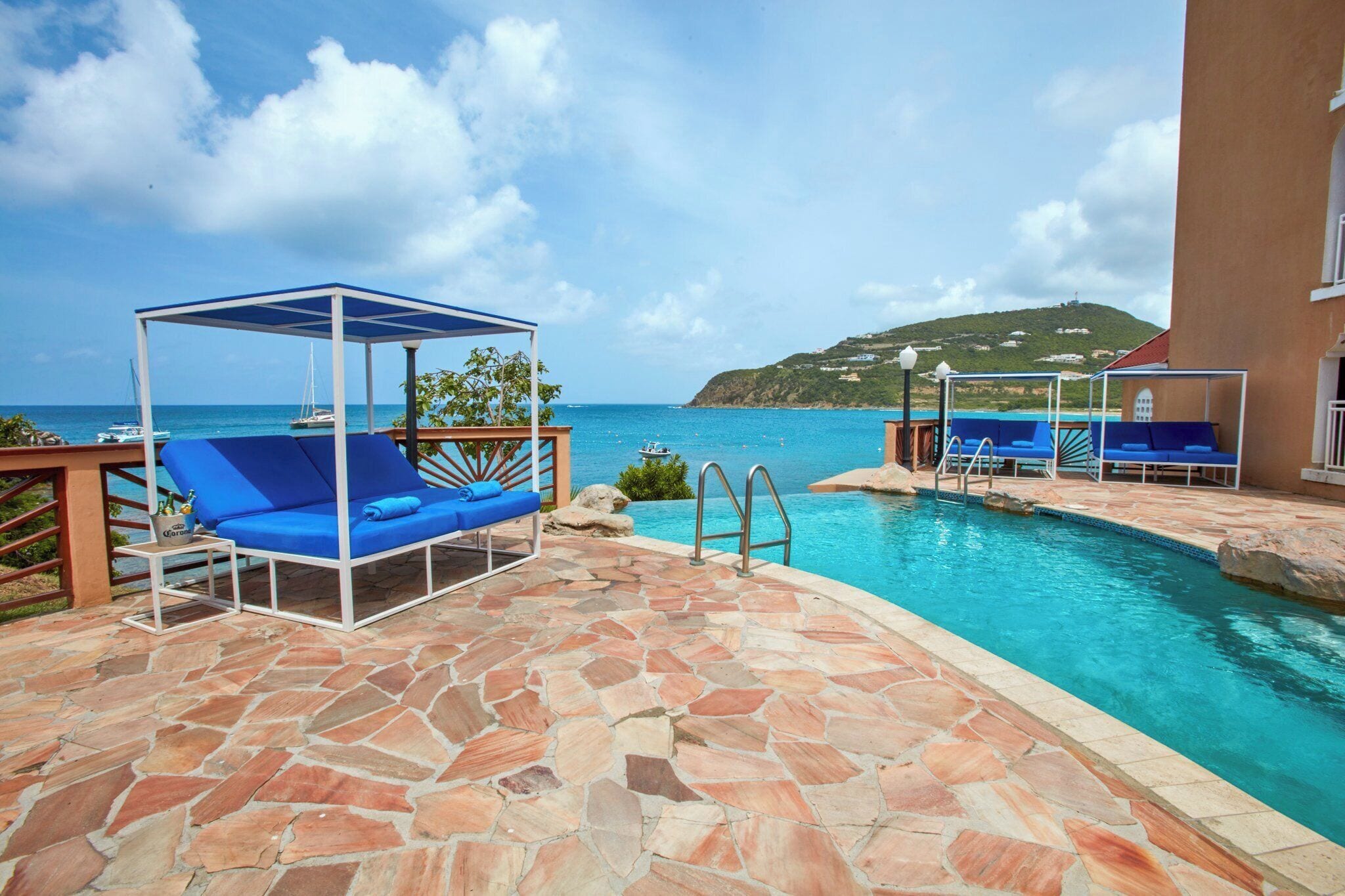 3 piscine all'aperto, ombrelloni da piscina, lettini