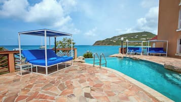 3 piscine all'aperto, ombrelloni da piscina, lettini