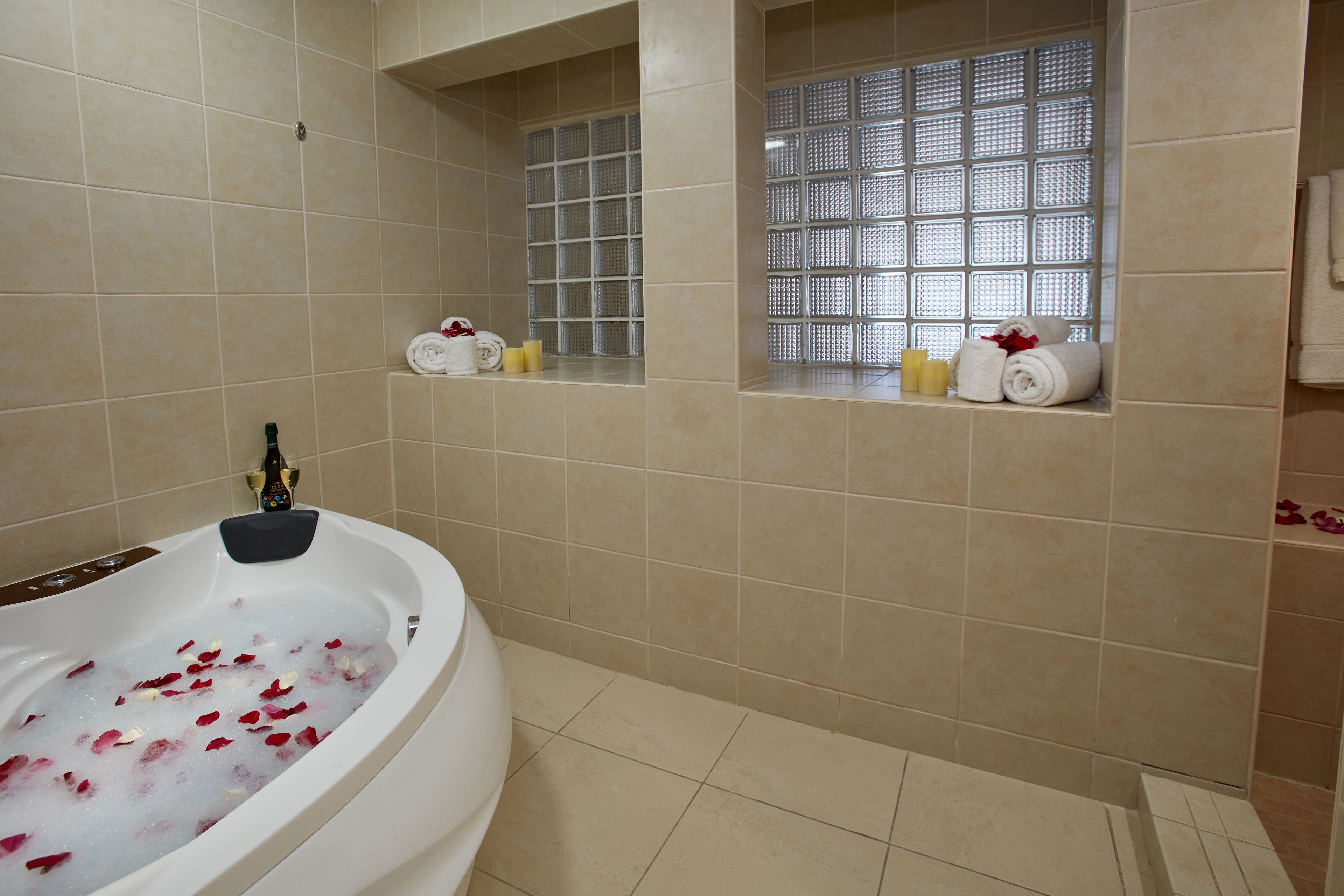 suite, 1 bedroom | bathroom | shower, free toiletries, hair dryer, towels