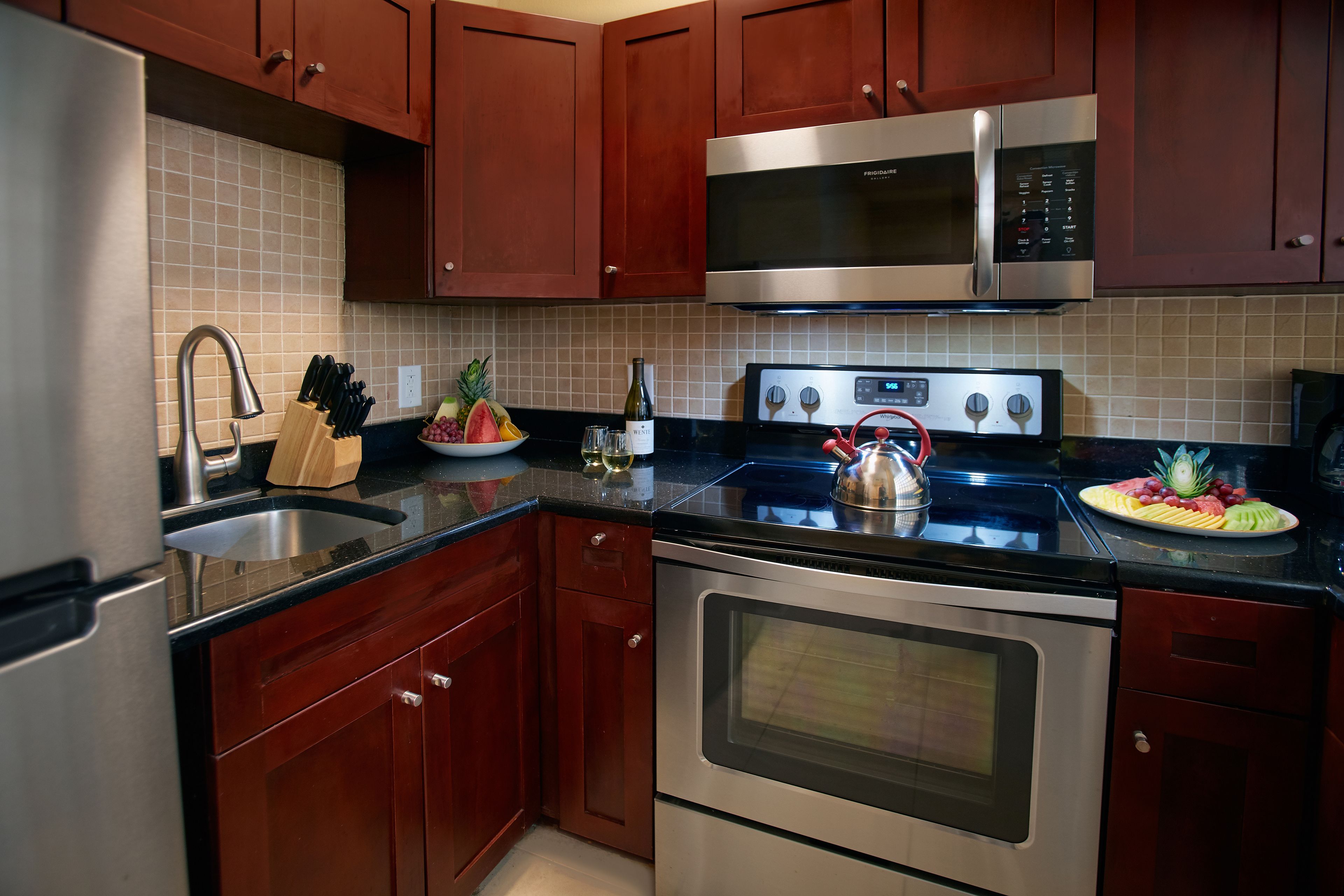 suite, 1 bedroom | private kitchen | coffee/tea maker