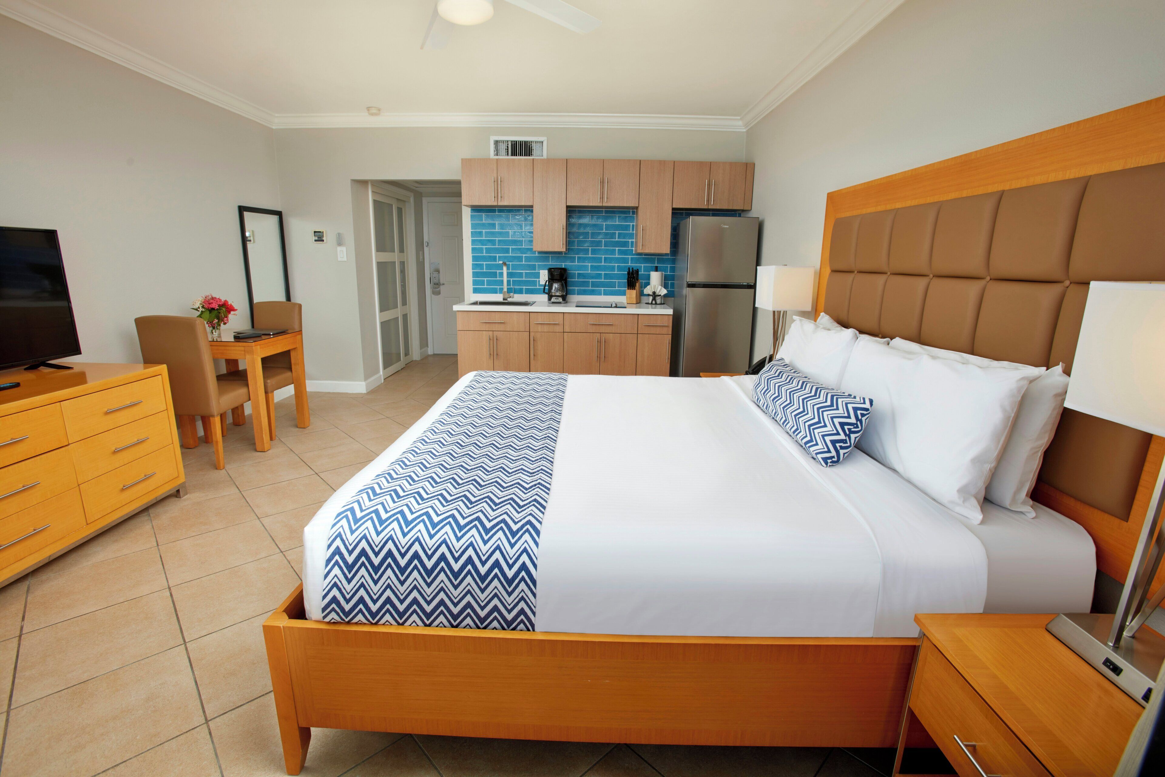 Studio Suite, 1 King Bed | Pillow-top beds, in-room safe, desk, blackout curtains