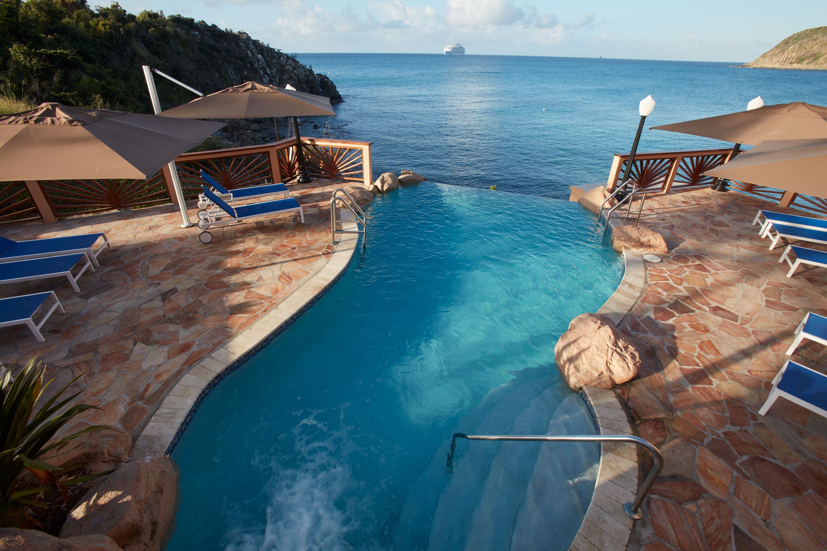 3 outdoor pools, pool umbrellas, pool loungers