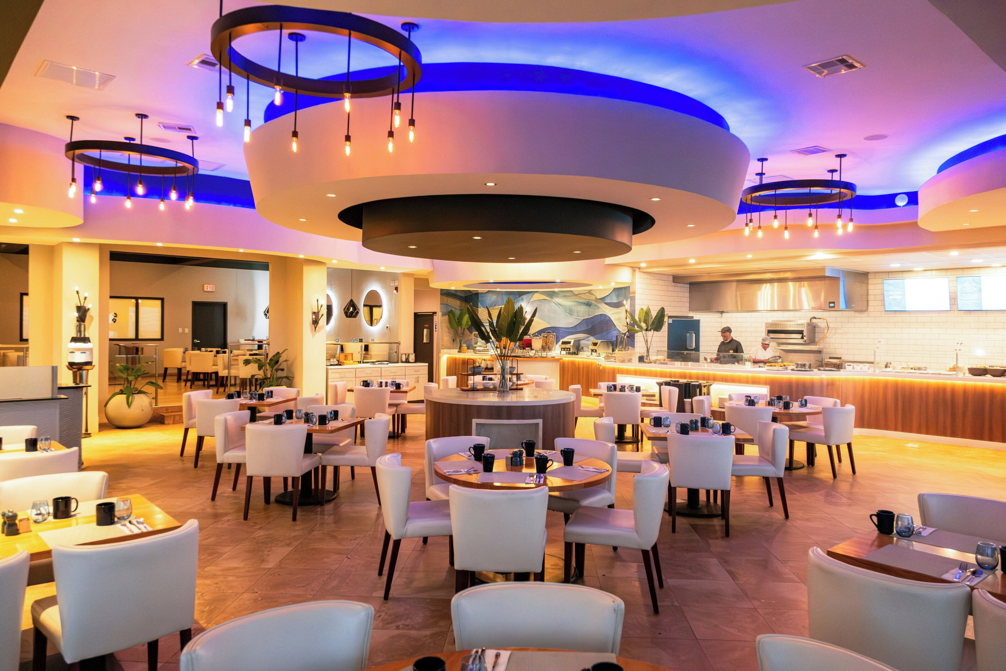 5 restaurantes; se sirven desayunos, comidas y cenas