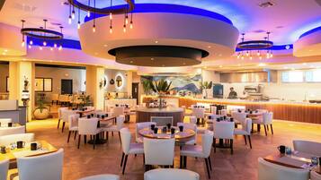 5 restaurantes; se sirven desayunos, comidas y cenas
