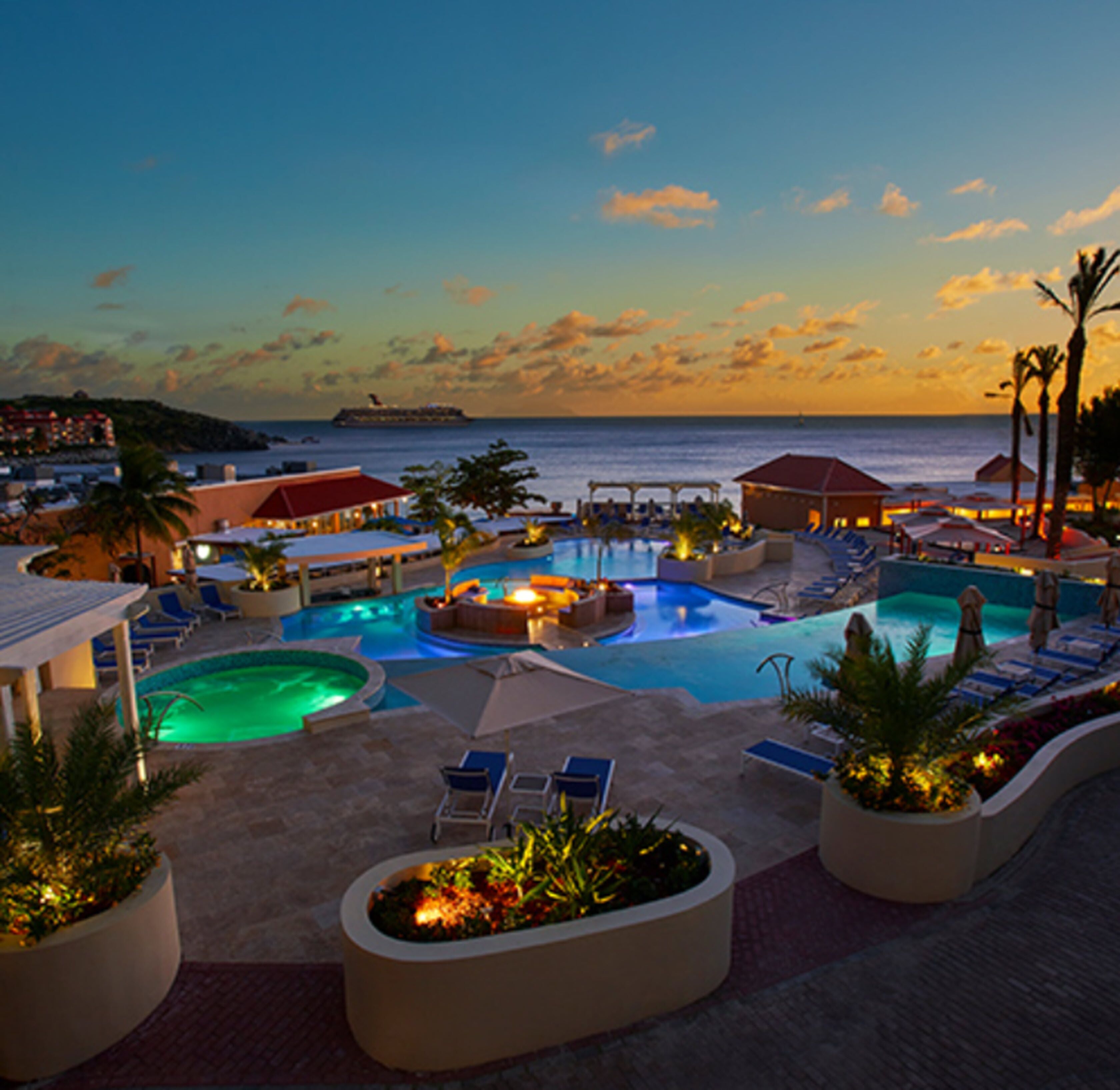 3 outdoor pools, pool umbrellas, sun loungers